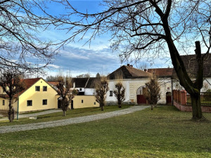 Původní malebná vesnice Bolevec s mnoha selskými dvory leží v Plzni uprostřed sídliště s panelovými domy