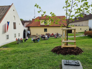 U lípy svobody před slavným statkem U Matoušů si lidé připomenou hrdinství jeho obyvatelky Barbory Raisové