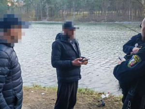 Cizinci si našli novou zálibu. Ve skupinkách se věnují zakázanému rybolovu v chovných rybnících