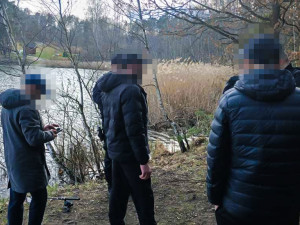 Cizinci si našli novou zálibu. Ve skupinkách se věnují zakázanému rybolovu v chovných rybnících