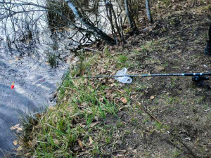 Cizinci si našli novou zálibu. Ve skupinkách se věnují zakázanému rybolovu v chovných rybnících