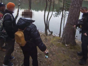 Cizinci si našli novou zálibu. Ve skupinkách se věnují zakázanému rybolovu v chovných rybnících