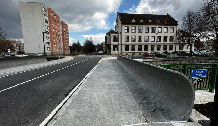 ANKETA: Nový most překvapil občany svým velmi netradičním zábradlím. Jak se vám líbí?