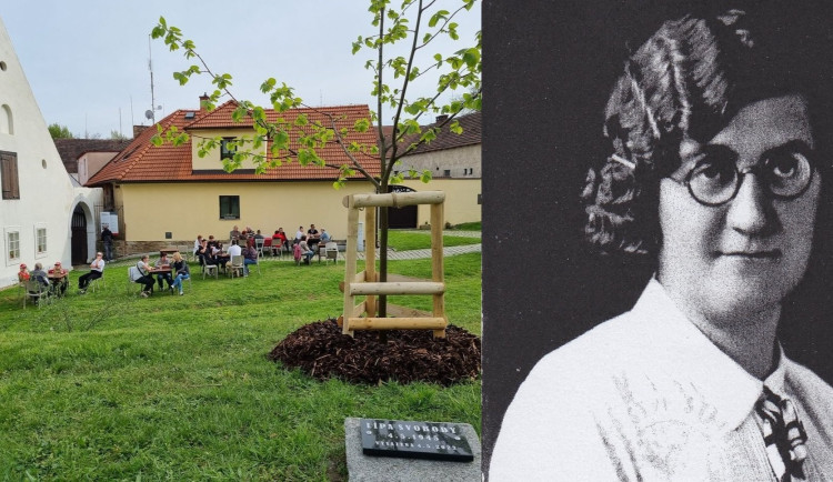 U lípy svobody před slavným statkem U Matoušů si lidé připomenou odvahu jeho obyvatelky Barbory Raisové