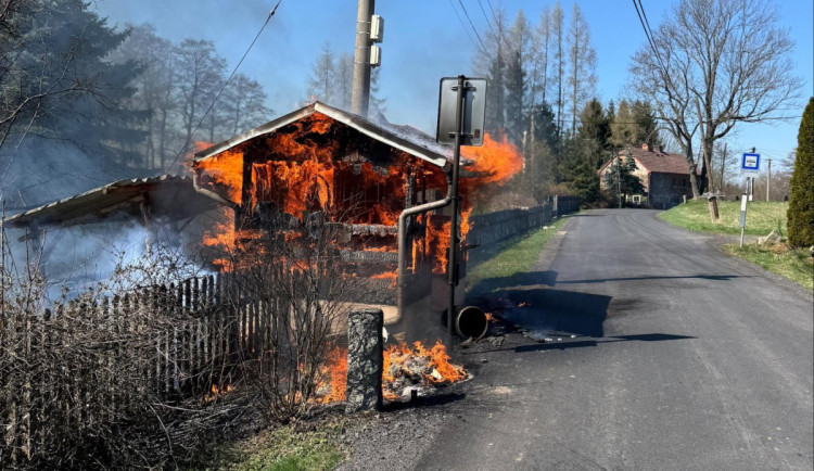 Profesionální hasiči zasahovali tento týden u 14 požárů, včera třeba u autobusové zastávky v plamenech na Frýdlantsku