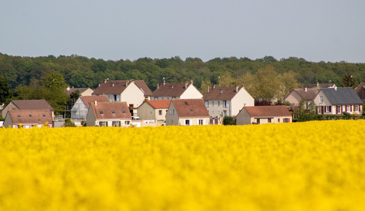 Finanční bilance obcí a krajů 2024: Vysoké přebytky s nízkou mírou investic