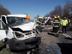Při nehodě tří dodávek se vážně zranili dva řidiči. Oba museli hasiči vyprostit ze zdemolovaných vozidel