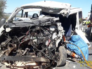 Při střetu tří dodávek se vážně zranili dva řidiči. Oba museli hasiči vyprostit ze zdemolovaných vozidel