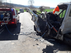 Při střetu tří dodávek se vážně zranili dva řidiči. Oba museli hasiči vyprostit ze zdemolovaných vozidel