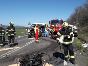 Při střetu tří dodávek se vážně zranili dva řidiči. Oba museli hasiči vyprostit ze zdemolovaných vozidel
