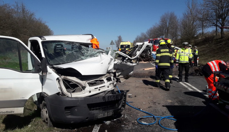 Při střetu tří dodávek se vážně zranili dva řidiči. Oba museli hasiči vyprostit ze zdemolovaných vozidel