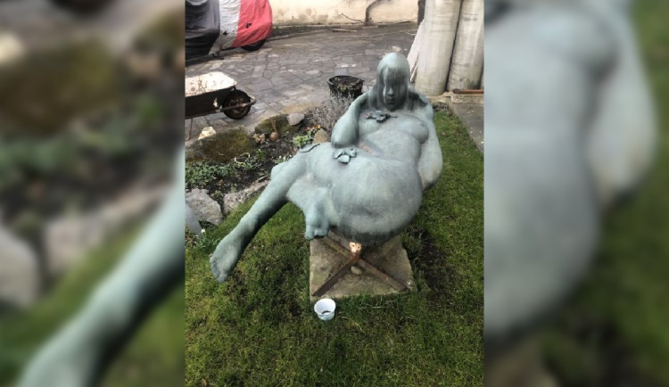 Ze zahrady v Praze zmizela třísetkilová socha za miliony. Jak se ji podařilo ukrást policie neví