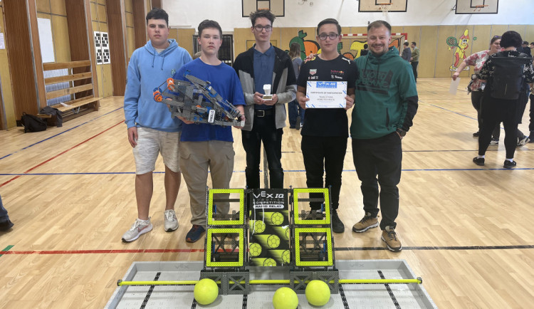 Zlato pro českolipský tým robotiky ze základní školy Špičák. Jejich robot zvládl střelbu na terč nejlépe ze všech