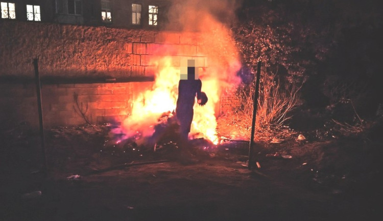 Nevinné grilování s přáteli ve vnitrobloku domů se zvrhlo v hromadné pálení starého nábytku