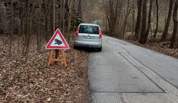 Na jarní migraci žab upozorňují řidiče speciální výstražné cedule. Často bývají terčem vandalů