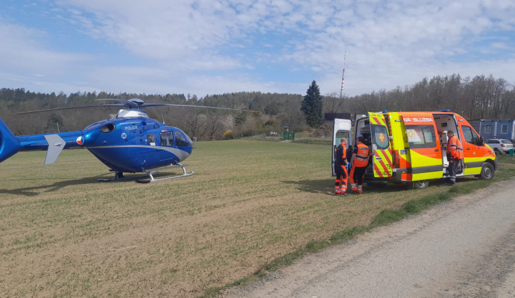 Útočník u Prahy postřelil muže, pátral po něm vrtulník