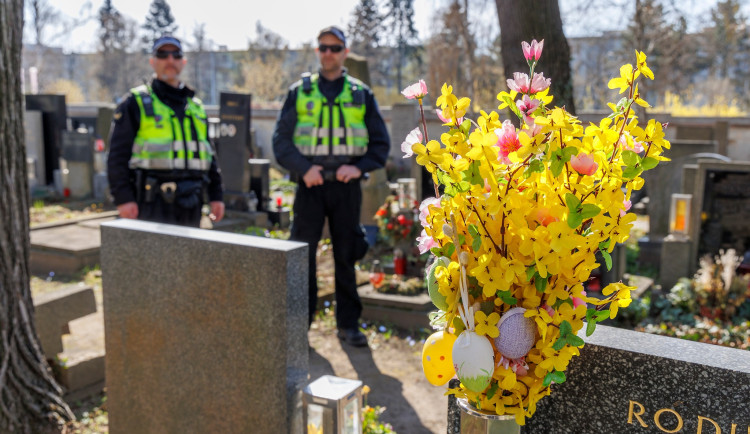 Strážníci posílí hlídky na hřbitovech, na koních i se psy