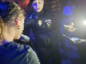 Policisté při rozsáhlé noční razii narazili na opilé dítě v jednom z barů, byla tam s ním i jeho matka