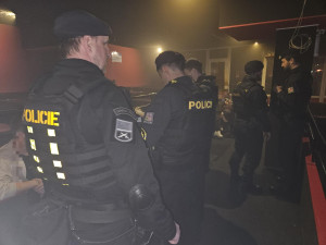Policisté při rozsáhlé noční razii narazili na opilé dítě v jednom z barů, byla tam s ním i jeho matka