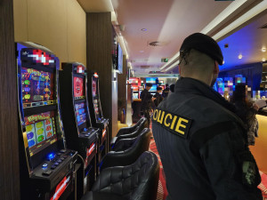 Policisté při rozsáhlé noční razii narazili na opilé dítě v jednom z barů, byla tam s ním i jeho matka