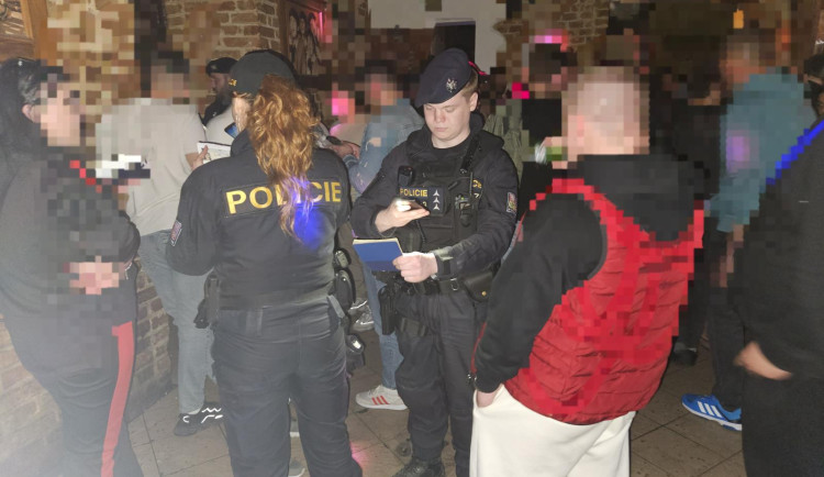 Policisté při rozsáhlé noční razii narazili na opilé dítě v jednom z barů, byla tam s ním i jeho matka