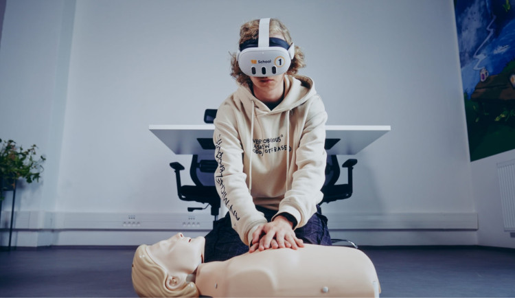Virtuální realita proškolí lidi v poskytnutí první pomoci, jde o první projekt svého druhu na světě