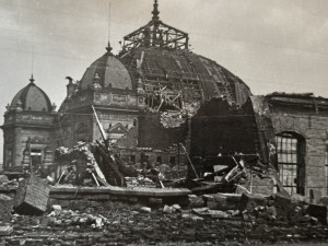 Zničená nádražní budova