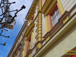 Z římsy domu na rušné Americké třídě se odloupl velký kus omítky a zřítil se na chodník