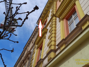 Šipka ukazuje místo, odkud se odloupla omítka