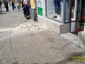 Z římsy domu na rušné Americké třídě se odloupl velký kus omítky a zřítil se na chodník