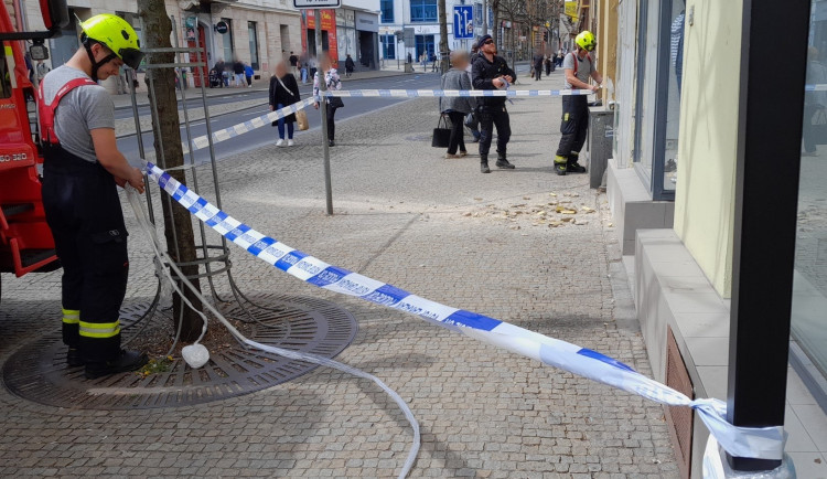 Z římsy domu na rušné Americké třídě se odloupl velký kus omítky a zřítil se na chodník