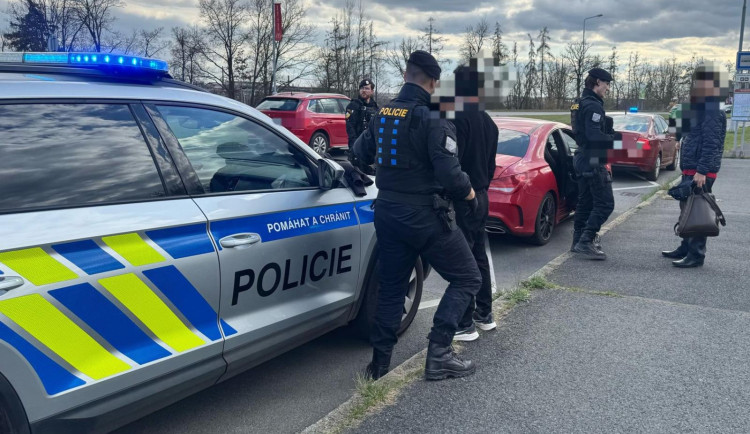 Policisté v dubnu uskutečnili rozsáhlou síť pobytových kontrol cizinců