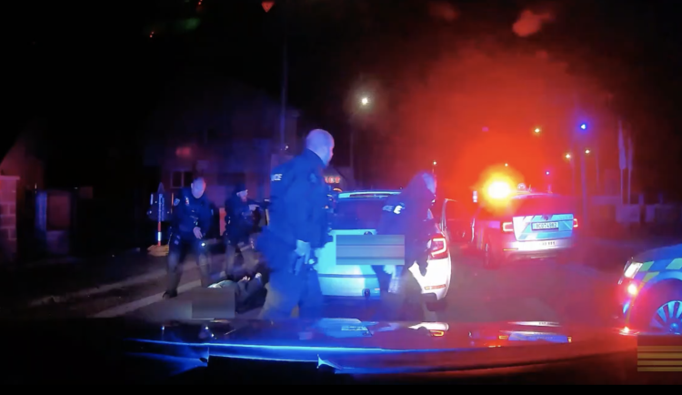 VIDEO: Divoká honička v krajském městě. Řidič byl pod vlivem drog a nesměl řídit