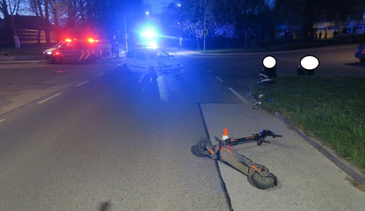 Ve Vodňanech se střetlo auto s koloběžkářem, zraněného mladíka transportoval do nemocnice vrtulník