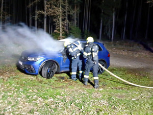 Žhář úmyslně podpálil osobní auto, škoda dosahuje skoro na milion korun