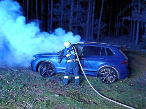 Žhář úmyslně podpálil osobní auto, škoda dosahuje skoro na milion korun