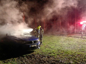 Žhář úmyslně podpálil osobní auto, škoda dosahuje skoro na milion korun