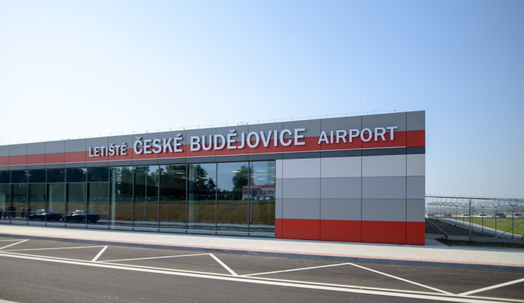 Letní sezona na letišti startuje za pár týdnů. Vzdušný prostor teď slouží pro výcvikové lety