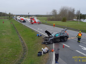 Při střetu kamionu a dvou SUV se zranili čtyři lidé