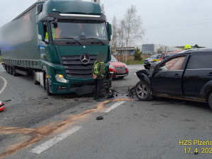 Při střetu kamionu a dvou SUV se zranili čtyři lidé