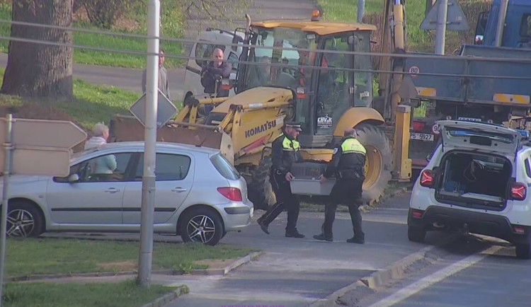 Bobr se usadil pod bagrem a odmítal odejít, výkopové práce musely počkat