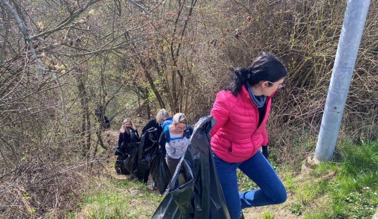 Božani a Božanky uklízeli okolí řeky Úslavy