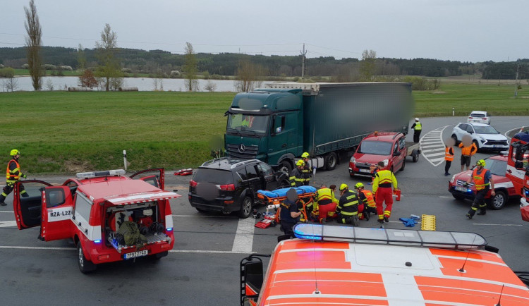 Při střetu kamionu a dvou SUV se zranili čtyři lidé