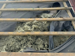 Mýval severní totálně zdemoloval střechu rodinného domu. Majitelce vznikla škoda přes 100 000 korun