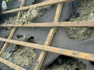 Mýval severní totálně zdemoloval střechu rodinného domu. Majitelce vznikla škoda přes 100 000 korun