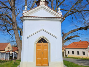 Opravené kapli na návsi v Černicích požehná o Velikonocích plzeňský biskup Tomáš Holub