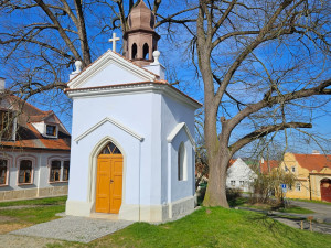 Opravené kapli na návsi v Černicích požehná o Velikonocích plzeňský biskup Tomáš Holub
