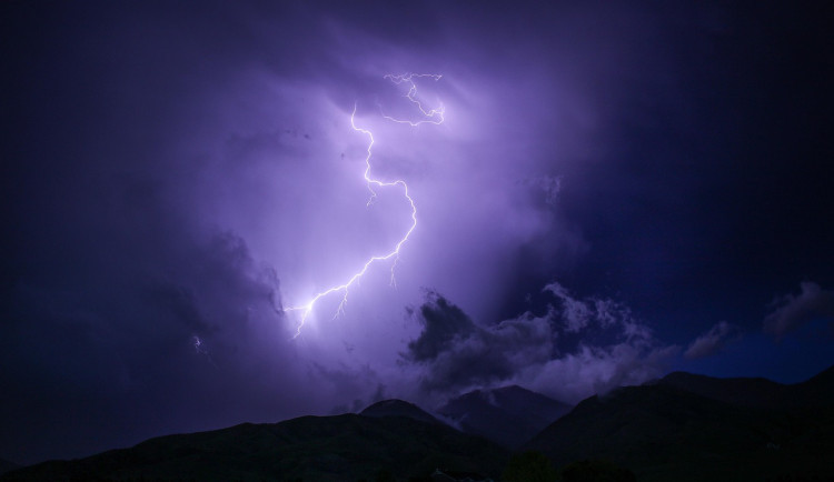 Na jihu Čech se mohou objevit silné bouřky, varovali meteorologové