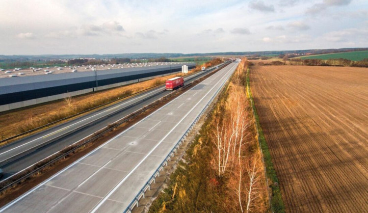 Startuje oprava trhlin, kolejí a výtluků na dálnici D5 v úseku kilometrů 100 - 103. Omezení potrvají měsíc