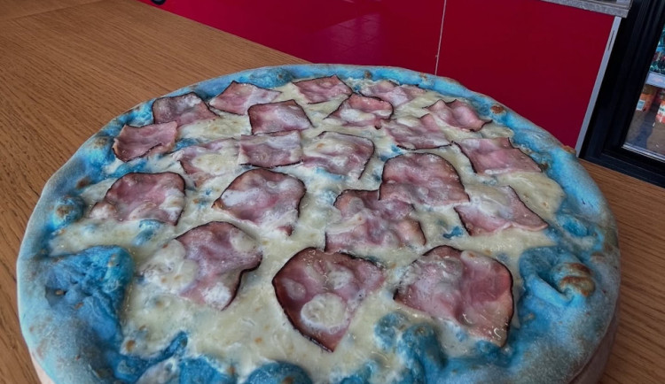 Šmoulí nebo červená. Nabídku v milevské restauraci zpestřily barevné pizzy